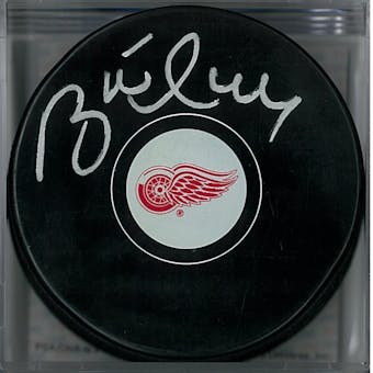 Brett Hull Autographed Detroit Red Wings Hockey Puck (PSA COA)
