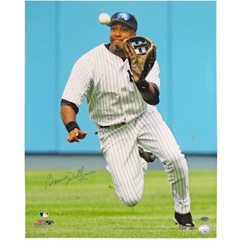 Bernie Williams Autographed New York Yankees Making the Catch 16x20 Photo (Leaf)