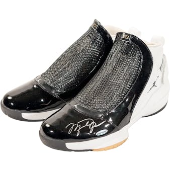 Michael Jordan Autographed Chicago Bulls Air Jordan Size 13 Sneakers (UDA)
